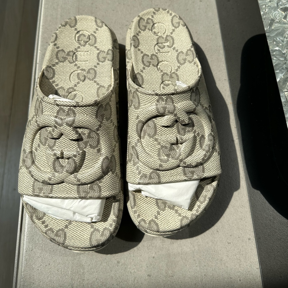 GUCCI WOMEN'S SLIDE SANDAL WITH INTERLOCKING G